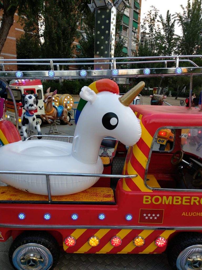 El Punkycornio en los caballitos. Un flotador unicornio.