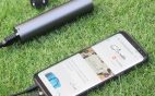 Cargador portátil con altavoz para móvil.