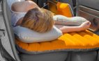 Colchón hinchable para dormir en el coche.